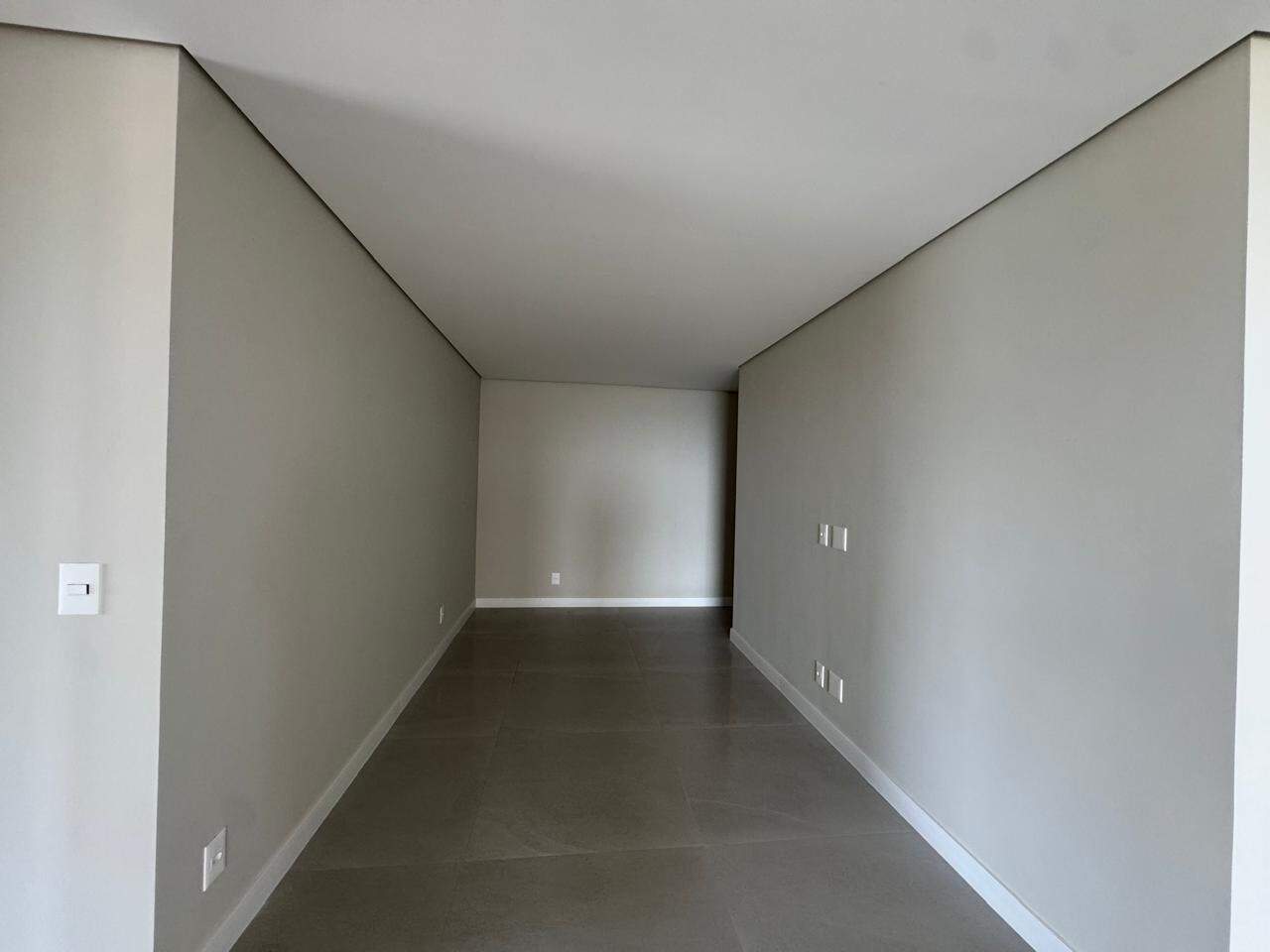 Apartamento à venda no Praia Brava: Living com forro de gesso e porcelanato de grande formato