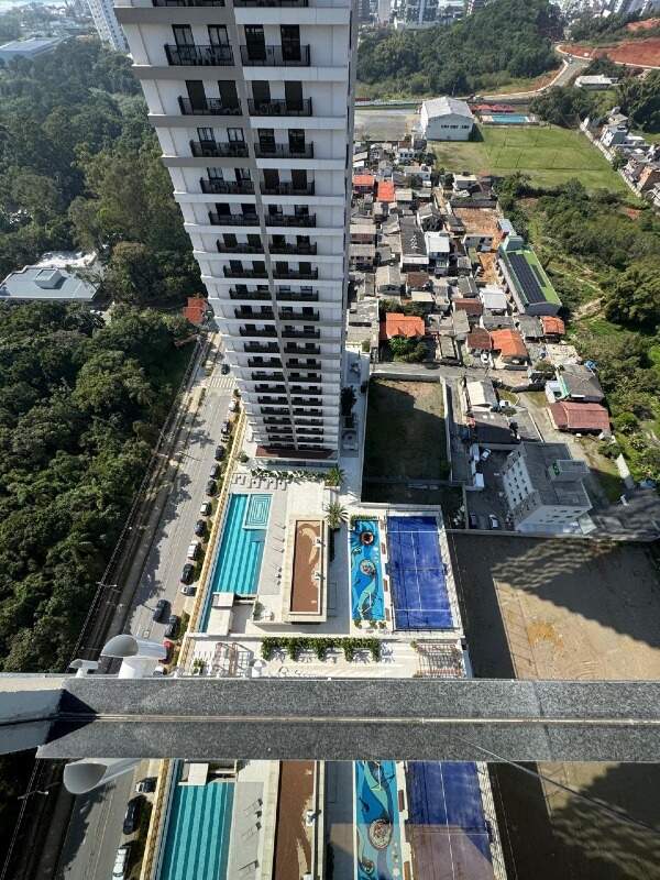 Apartamento à venda no Praia Brava: Piscinas e quadra do Torres da Brava vistas da sacada