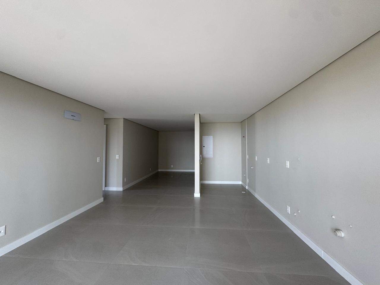 Apartamento à venda no Praia Brava: Living e jantar integrados com porcelanato de grande formato