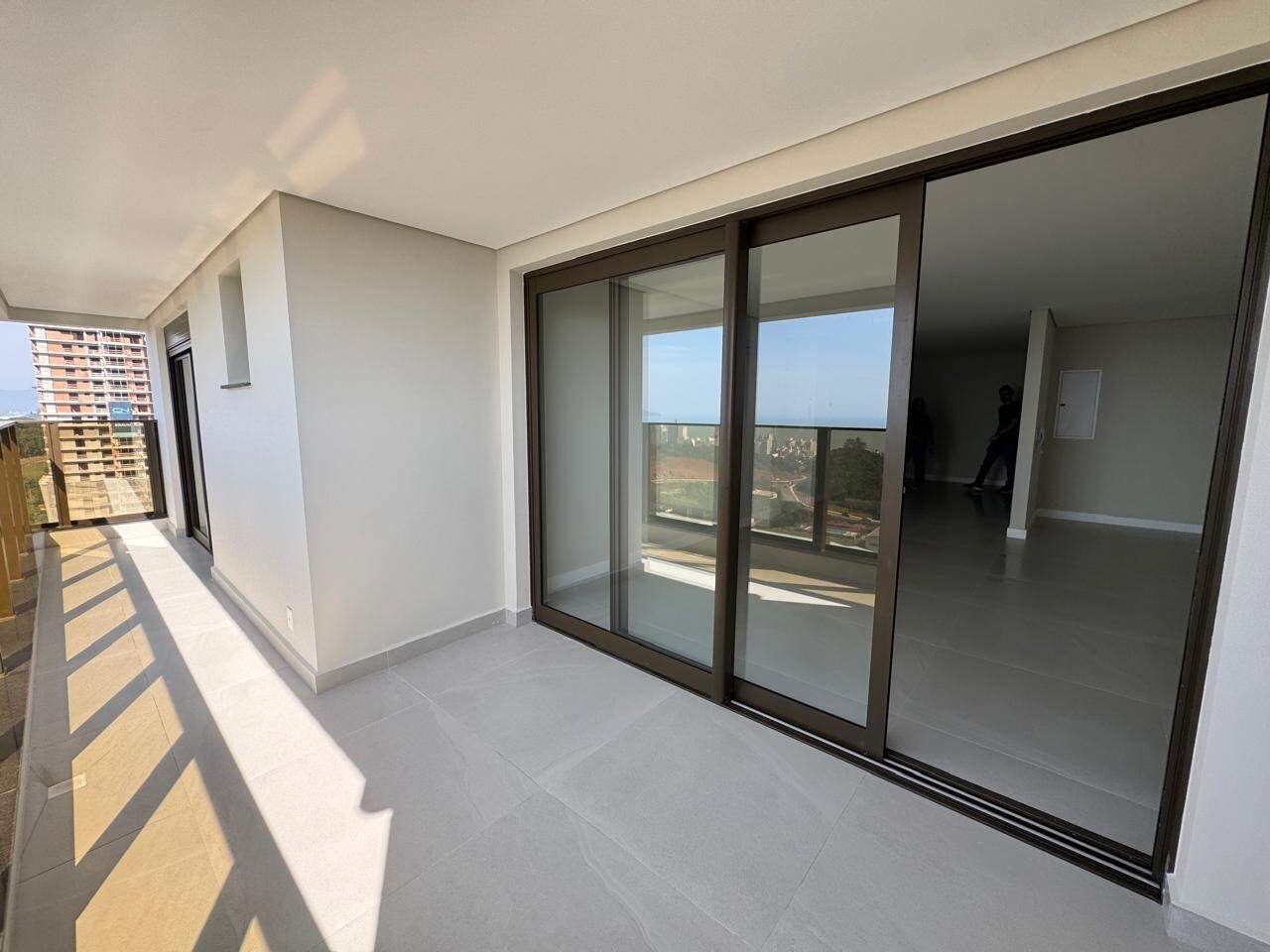Apartamento à venda no Praia Brava: Sacada ligada ao living por portas de vidro de correr