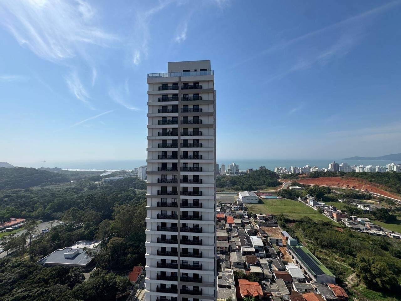 Apartamento à venda no Praia Brava: Vista para o mar da Praia Brava a partir da sacada, com a Torre Brisa à frente
