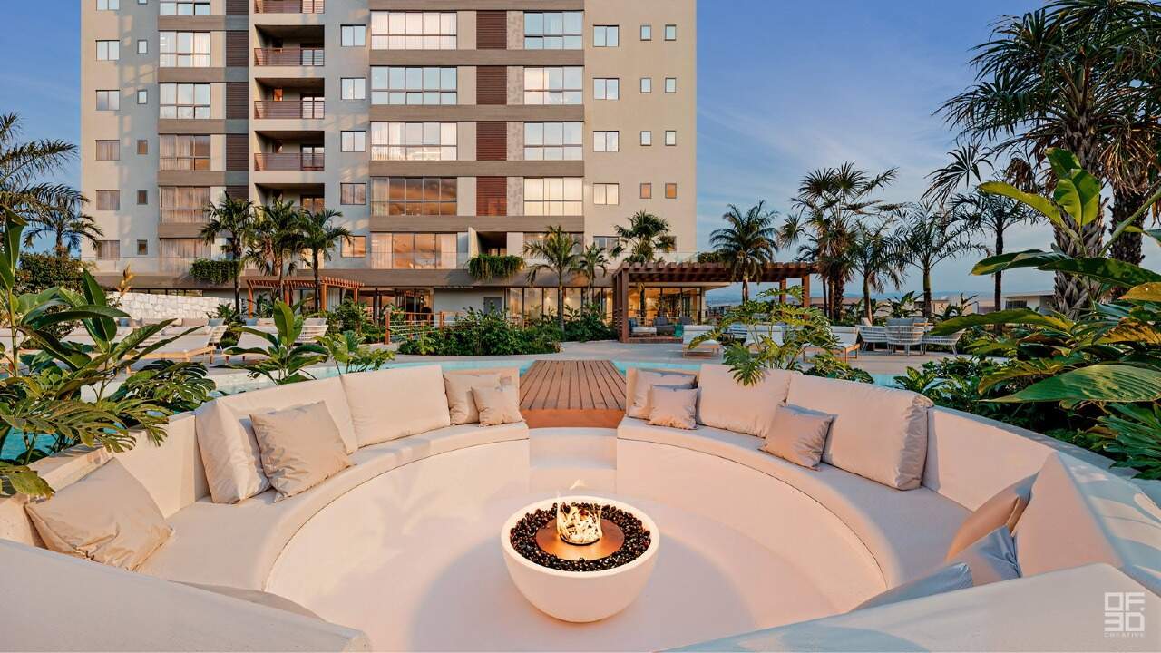 Apartamento à venda no Praia Brava: Fireplace no meio da piscina do Brava Riserva