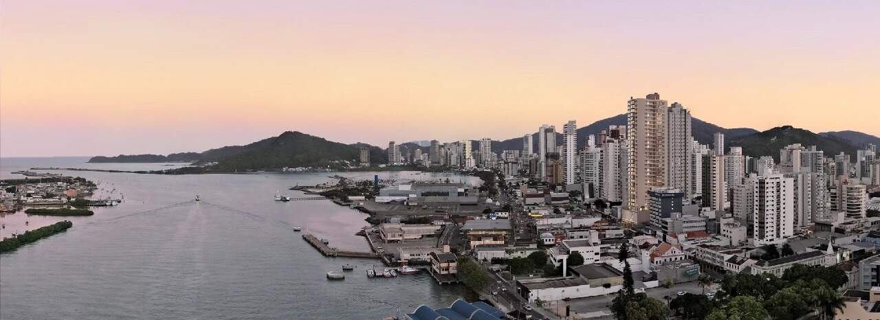 Apartamento à venda no Centro: Centro de Itajaí e o rio Itajaí-Açu vistos do alto, com o Monserrato em fotomontagem