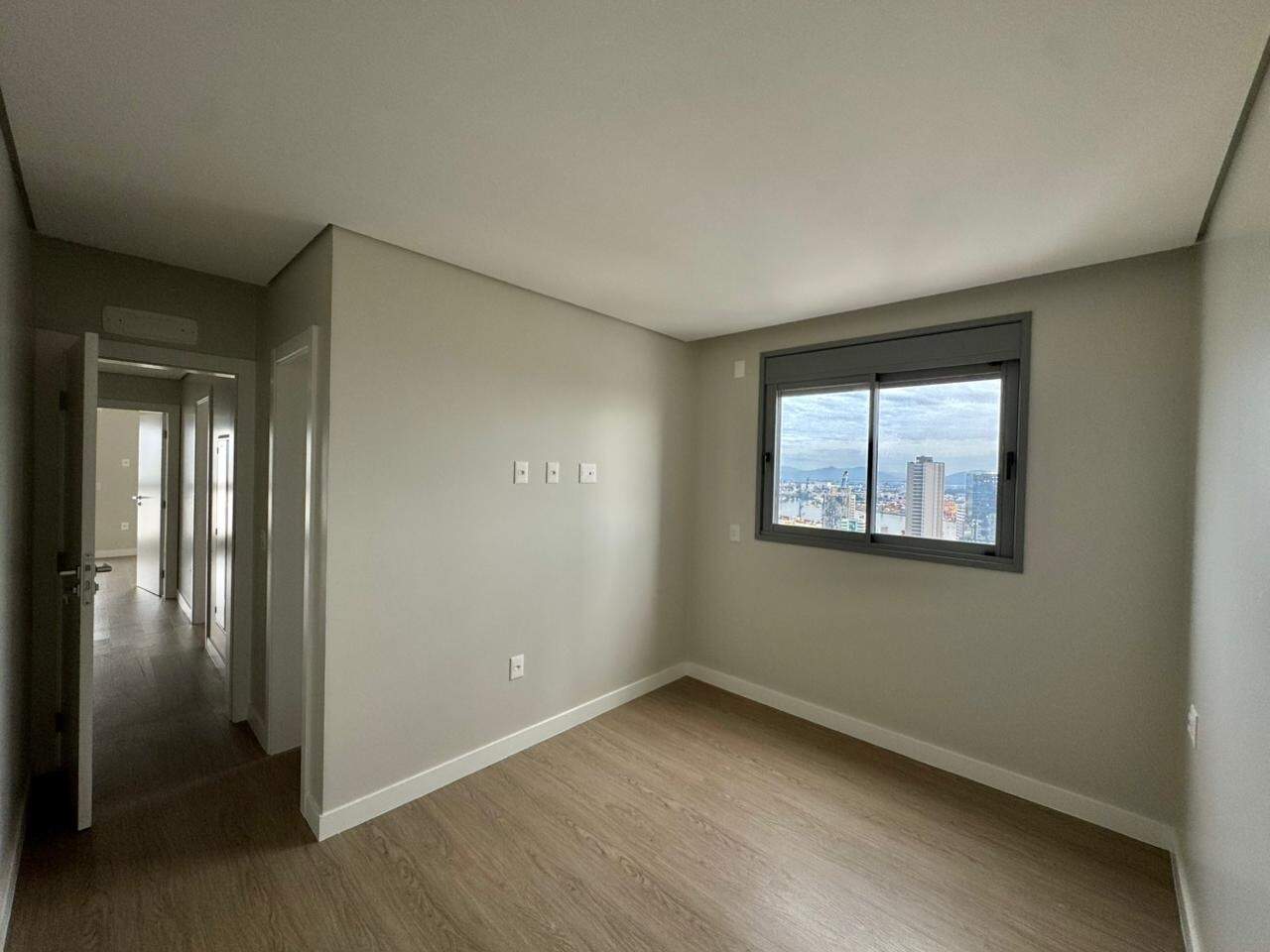 Apartamento à venda no Centro: Terceira suíte, junto ao corredor da área íntima