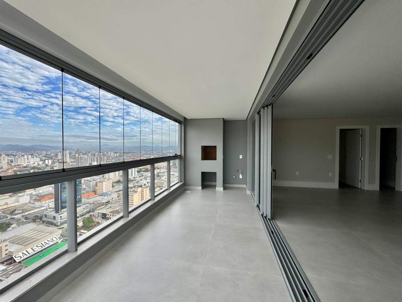 Apartamento à venda no Centro: Sacada com churrasqueira e vidro, vista para o Centro de Itajaí, em final 2 do Vivacità