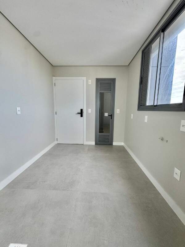 Apartamento à venda no Centro: Área de serviço, com porta para a laje técnica