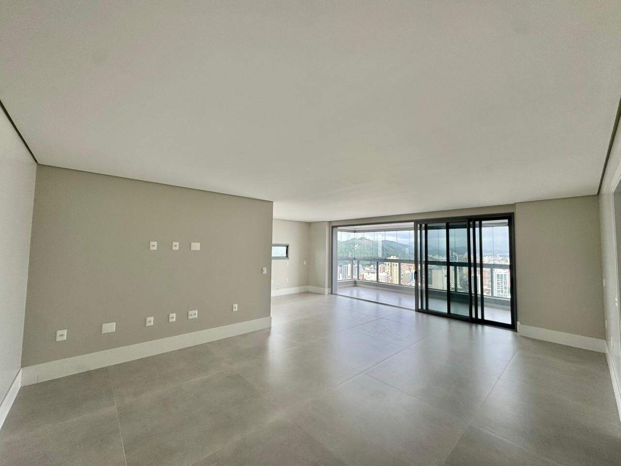 Apartamento à venda no Centro: Living com portas de vidro para a sacada
