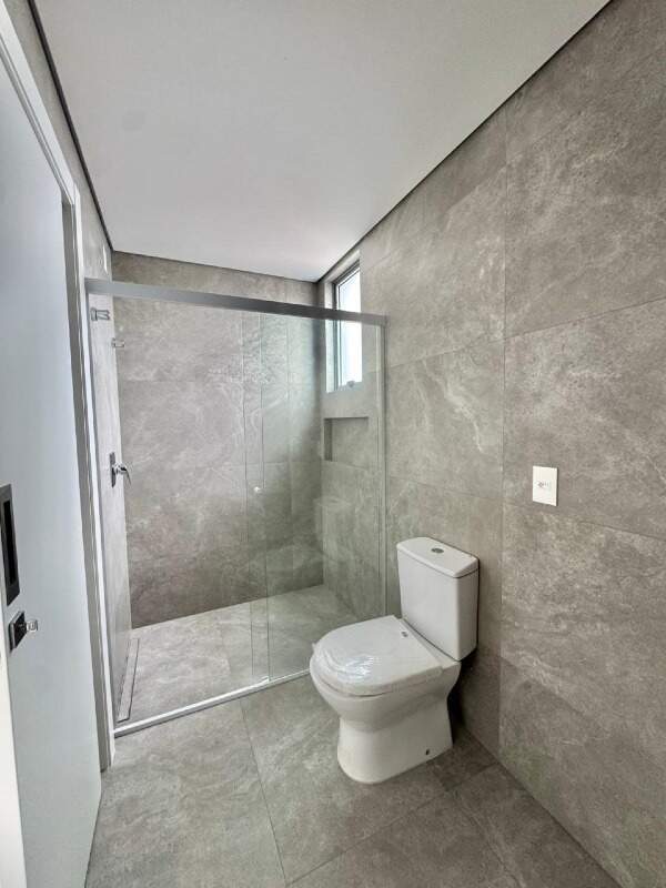 Apartamento à venda no Centro: Banheiro da suíte master com box de vidro