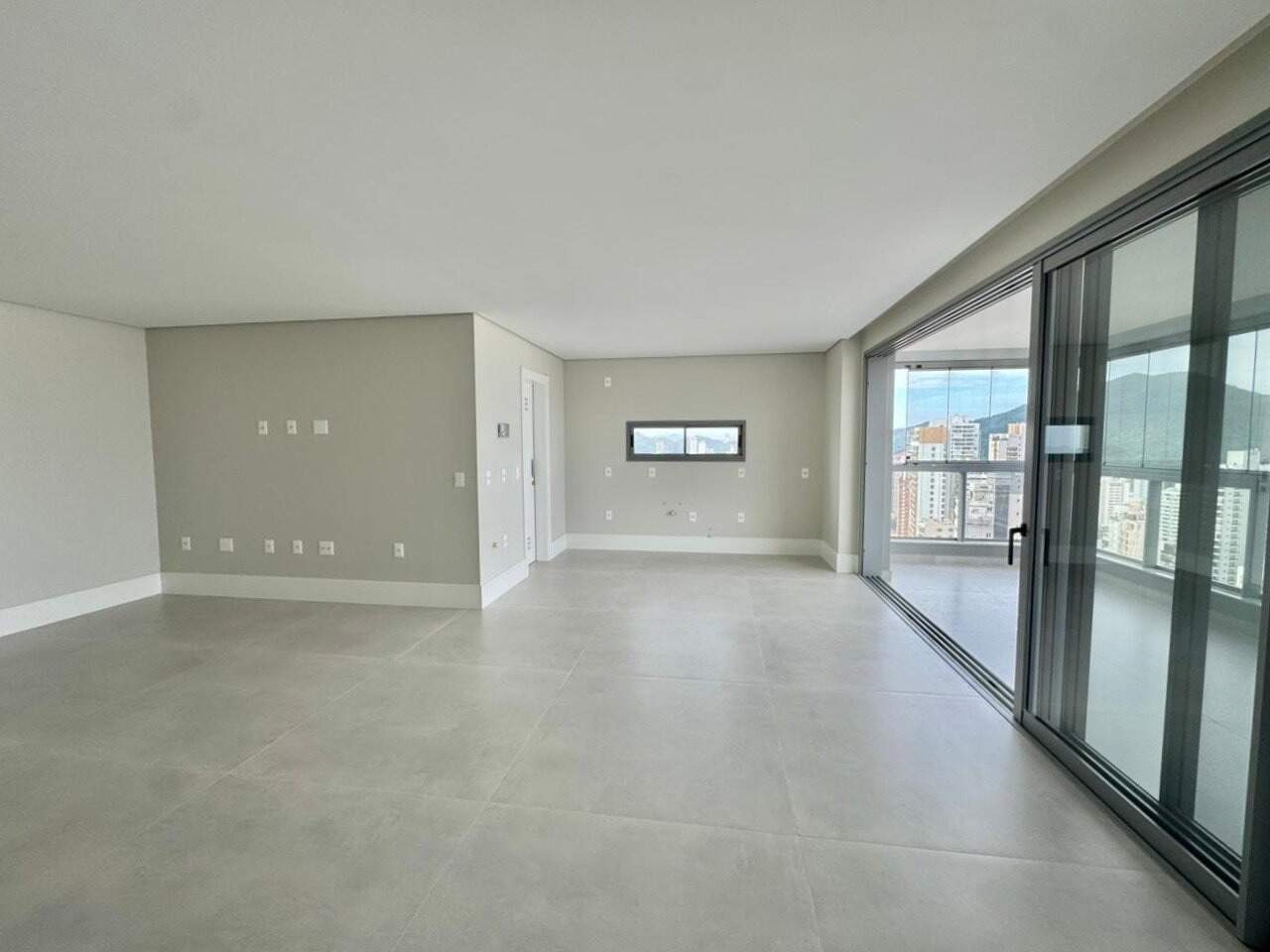 Apartamento à venda no Centro: Living integrado à cozinha, com porcelanato de grande formato