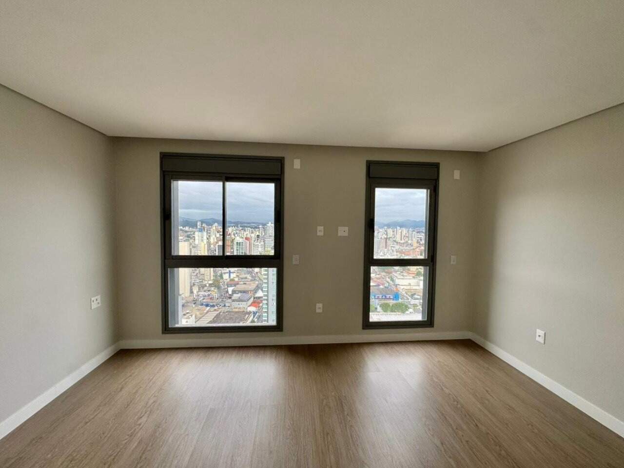 Apartamento à venda no Centro: Suíte master com piso vinílico e duas janelas