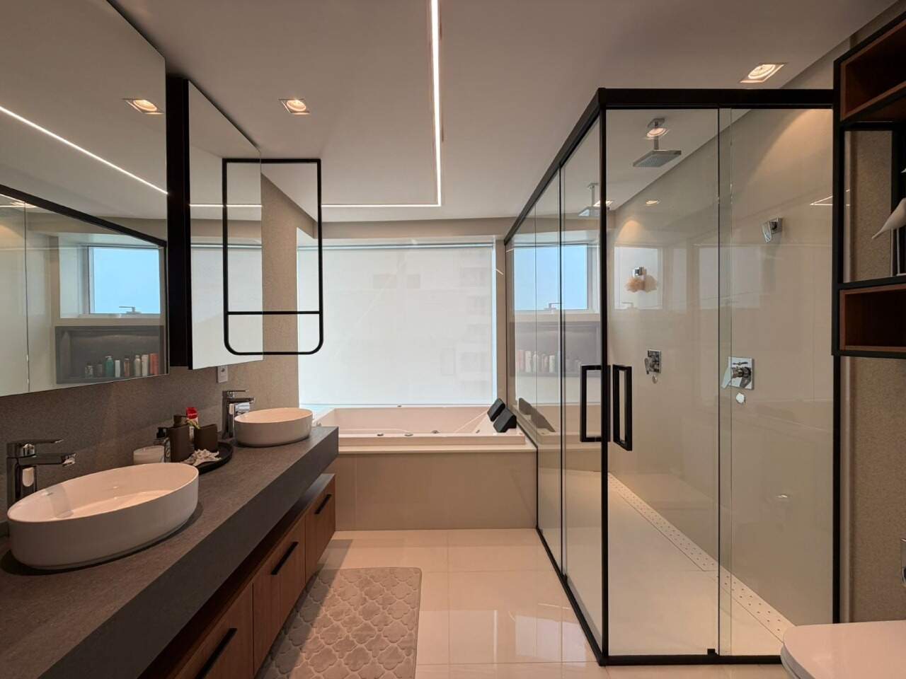 Apartamento à venda no Barra Sul: Banheiro com banheira de hidromassagem, duas cubas e box de vidro