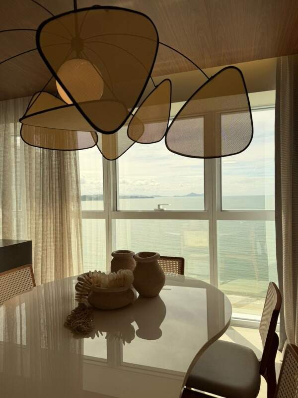Apartamento à venda no Barra Sul: Mesa de jantar junto às janelas com vista para o mar da Barra Sul