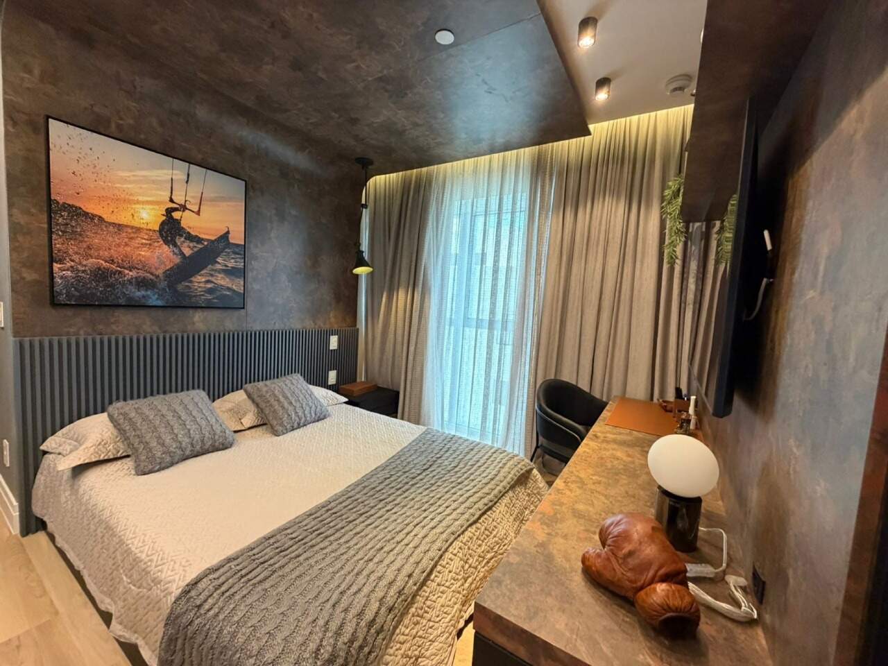 Apartamento à venda no Barra Sul: Suíte com cabeceira ripada, escrivaninha e quadro na parede