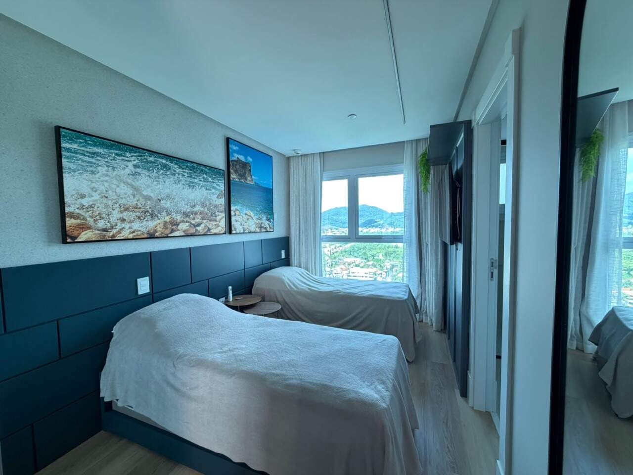 Apartamento à venda no Barra Sul: Suíte com duas camas de solteiro e janela com vista para os morros