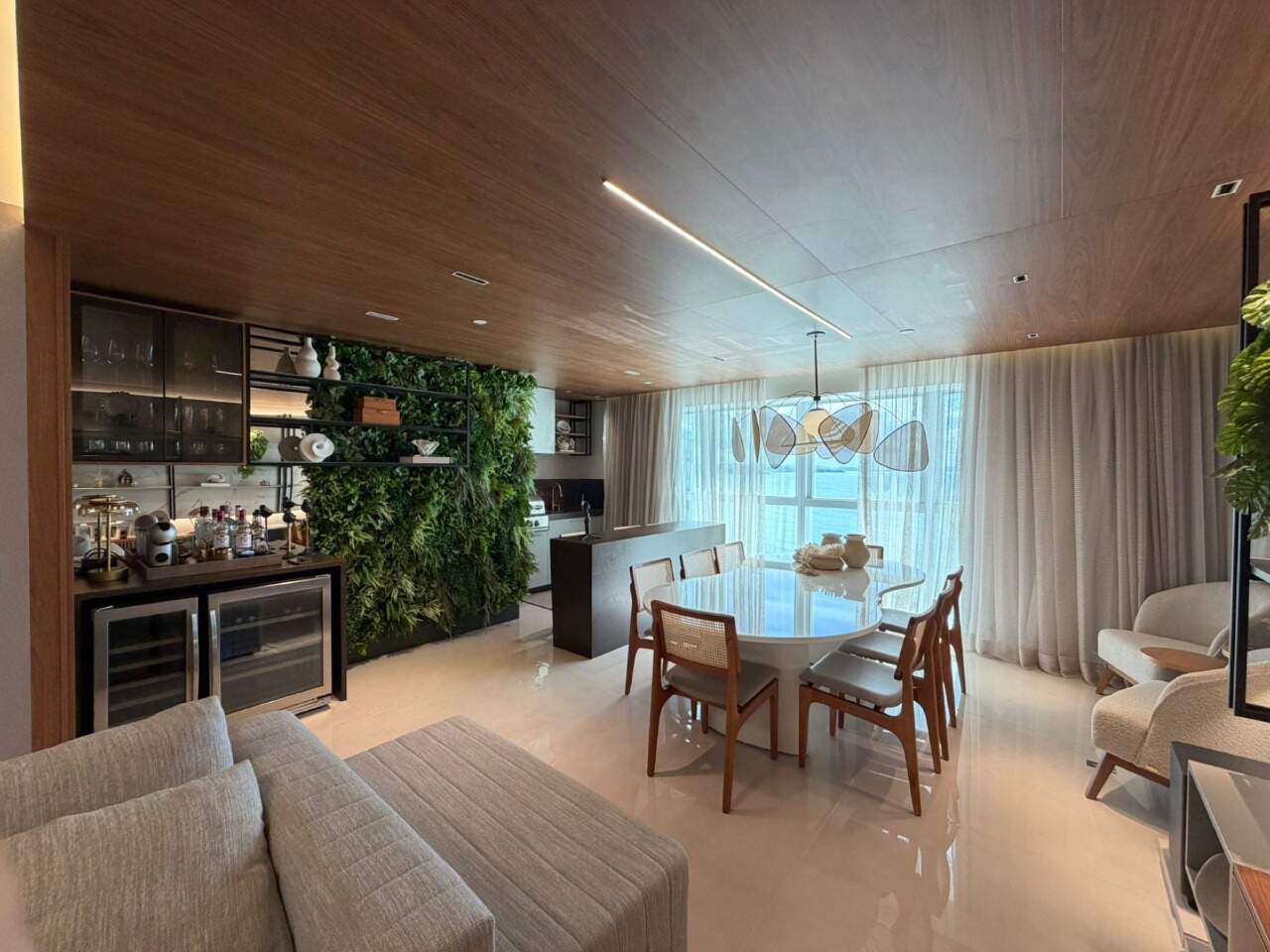 Apartamento à venda no Barra Sul: Living com adegas embutidas, jardim vertical e mesa de jantar