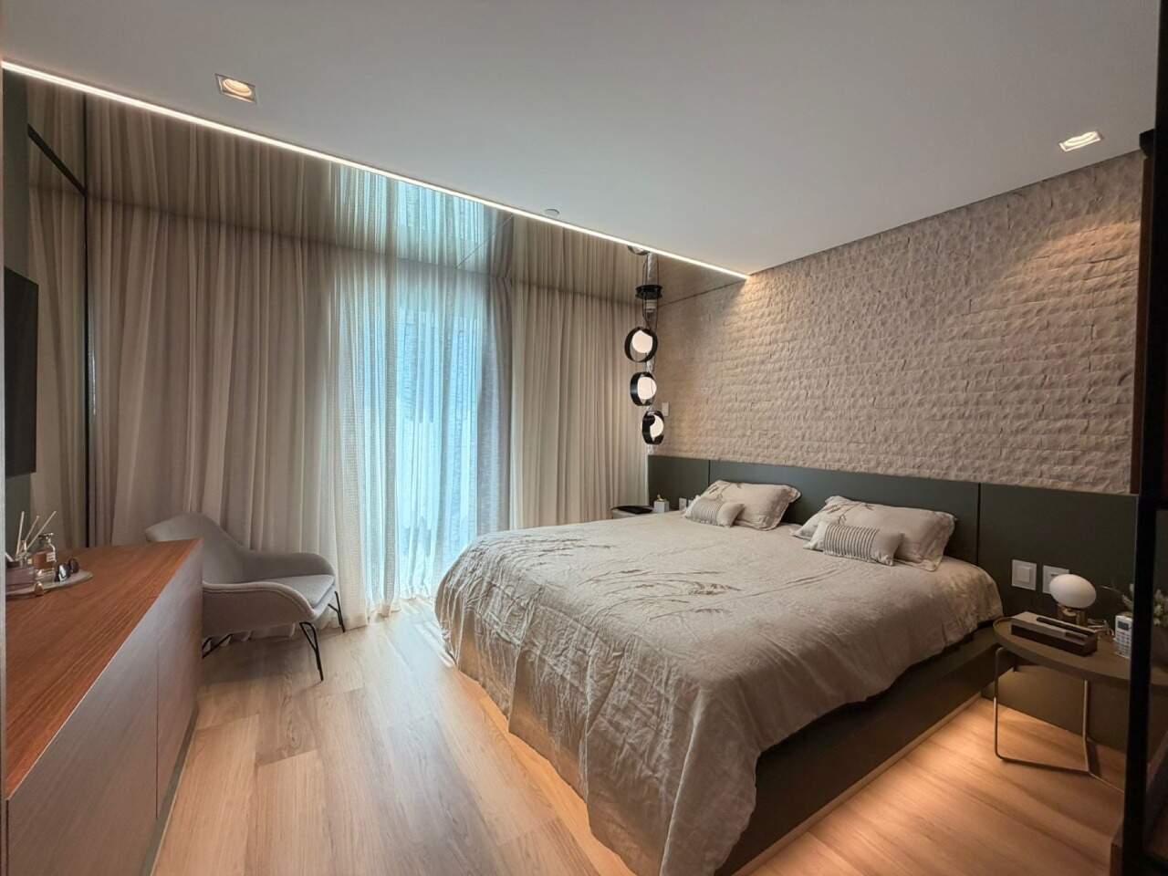 Apartamento à venda no Barra Sul: Suíte master com cortinas, poltrona e móveis planejados