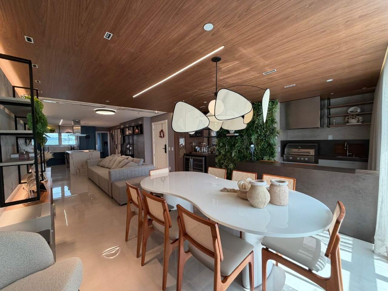 Apartamento à venda no Barra Sul: Jantar e living integrados, com forro de madeira e a cozinha ao fundo