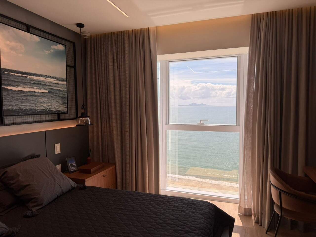 Apartamento à venda no Barra Sul: Suíte com janela voltada para o mar e a faixa de areia da Barra Sul