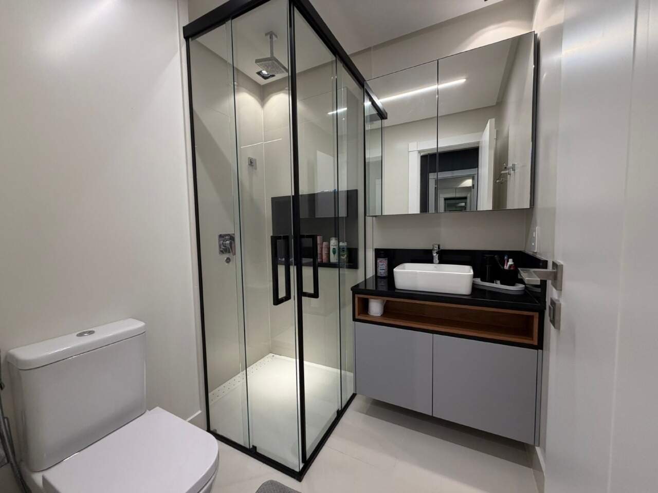 Apartamento à venda no Barra Sul: Banheiro com box de vidro, cuba de apoio e gabinete planejado