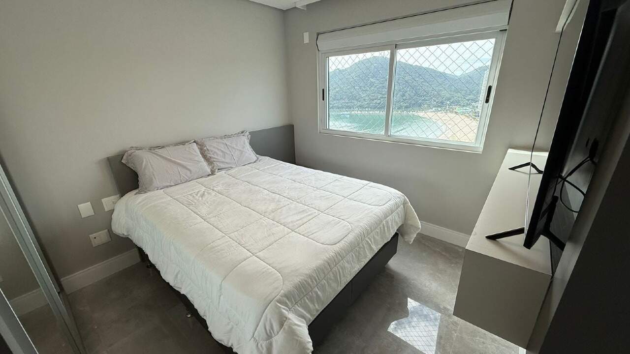 Apartamento à venda no Barra Sul: Suíte com janela para a praia e o morro