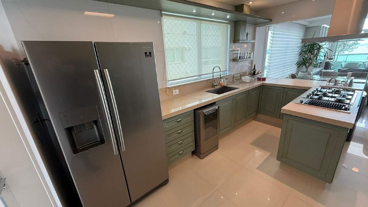 Apartamento à venda no Barra Sul: Cozinha em L com refrigerador duplex e armários planejados