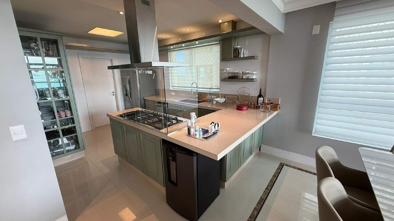 Apartamento à venda no Barra Sul: Cozinha com ilha, coifa e cristaleira de armários planejados