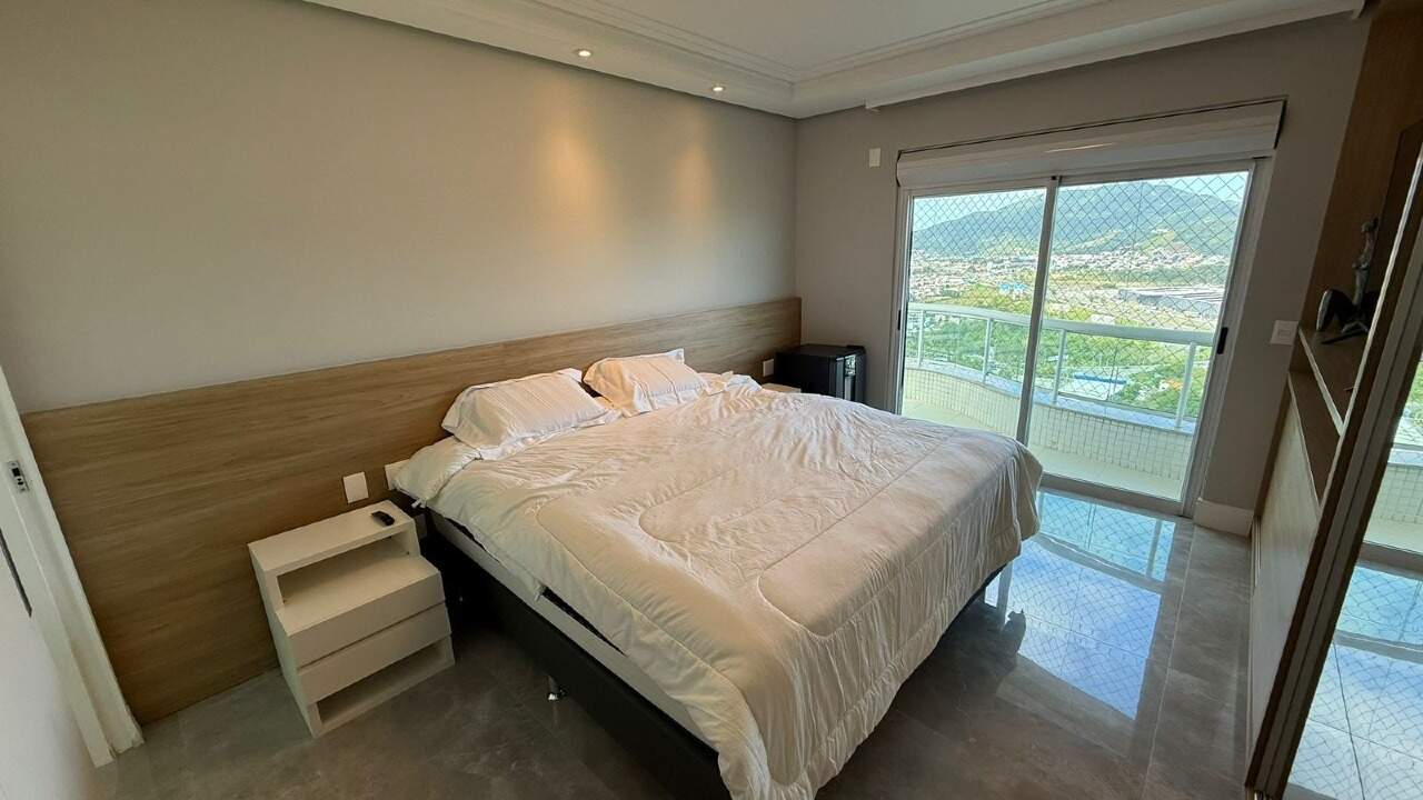 Apartamento à venda no Barra Sul: Suíte com porta de correr para a sacada e vista para os morros