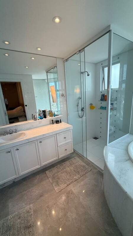 Apartamento à venda no Barra Sul: Banheiro com box de vidro, bancada e a borda da banheira