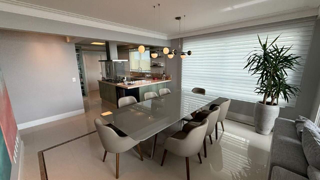 Apartamento à venda no Barra Sul: Mesa de jantar para oito lugares integrada à cozinha