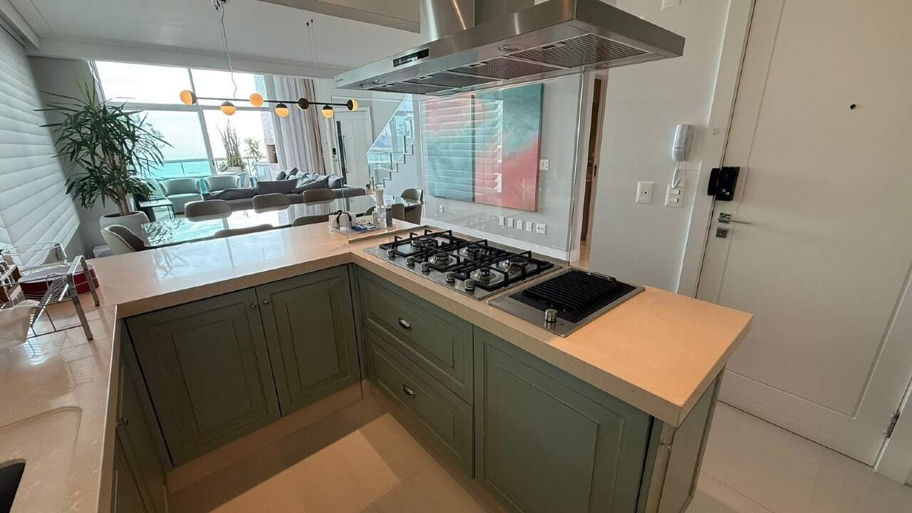 Apartamento à venda no Barra Sul: Bancada da cozinha com cooktop, aberta para o living e a sacada