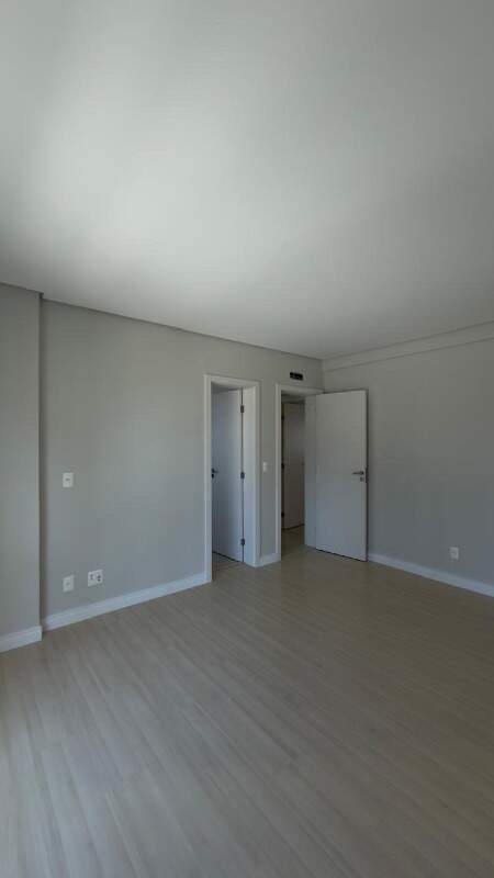 Apartamento à venda no Centro: Suíte com porta de entrada e porta do banheiro lado a lado