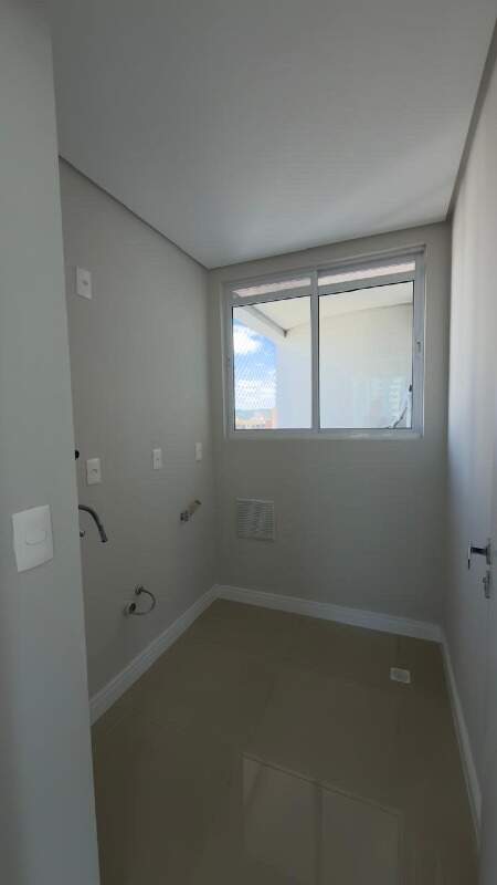Apartamento à venda no Centro: Área de serviço separada, com janela e pontos para máquina de lavar