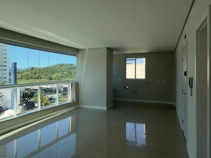 Apartamento à venda no Centro: Living do Costa Splendida com sacada envidraçada e morros de Mata Atlântica ao fundo