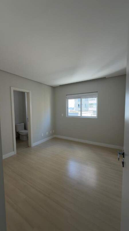 Apartamento à venda no Centro: Outra suíte do apartamento, com janela e banheiro próprio