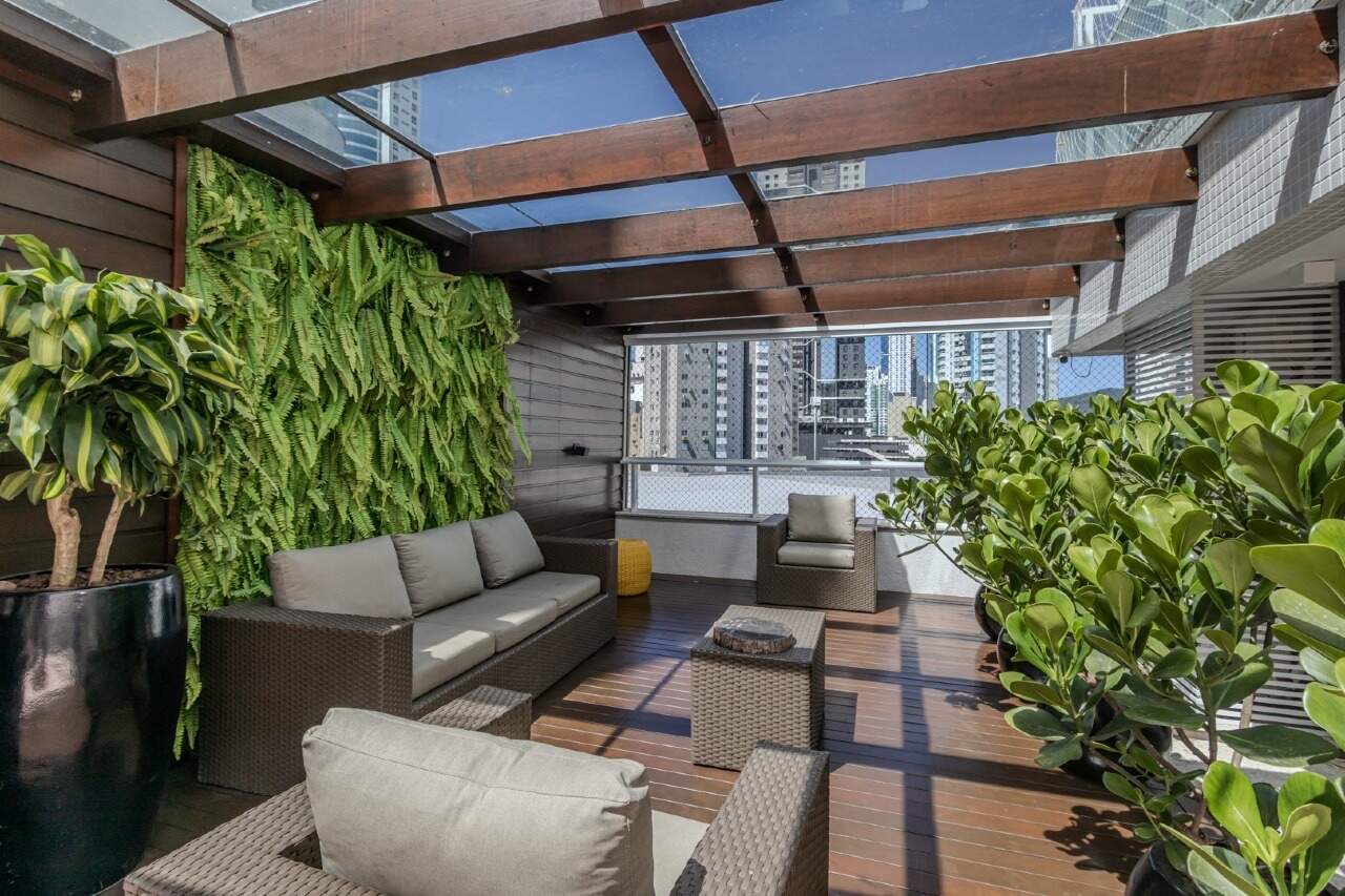 Apartamento à venda no Centro: Lounge com pergolado de madeira e jardim vertical no lazer do Costa Splendida