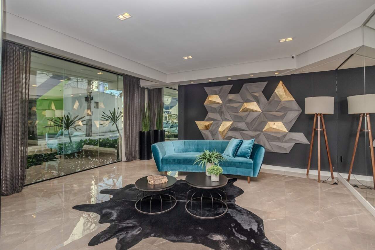 Apartamento à venda no Centro: Hall de entrada do Costa Splendida, com painel decorativo e sofá