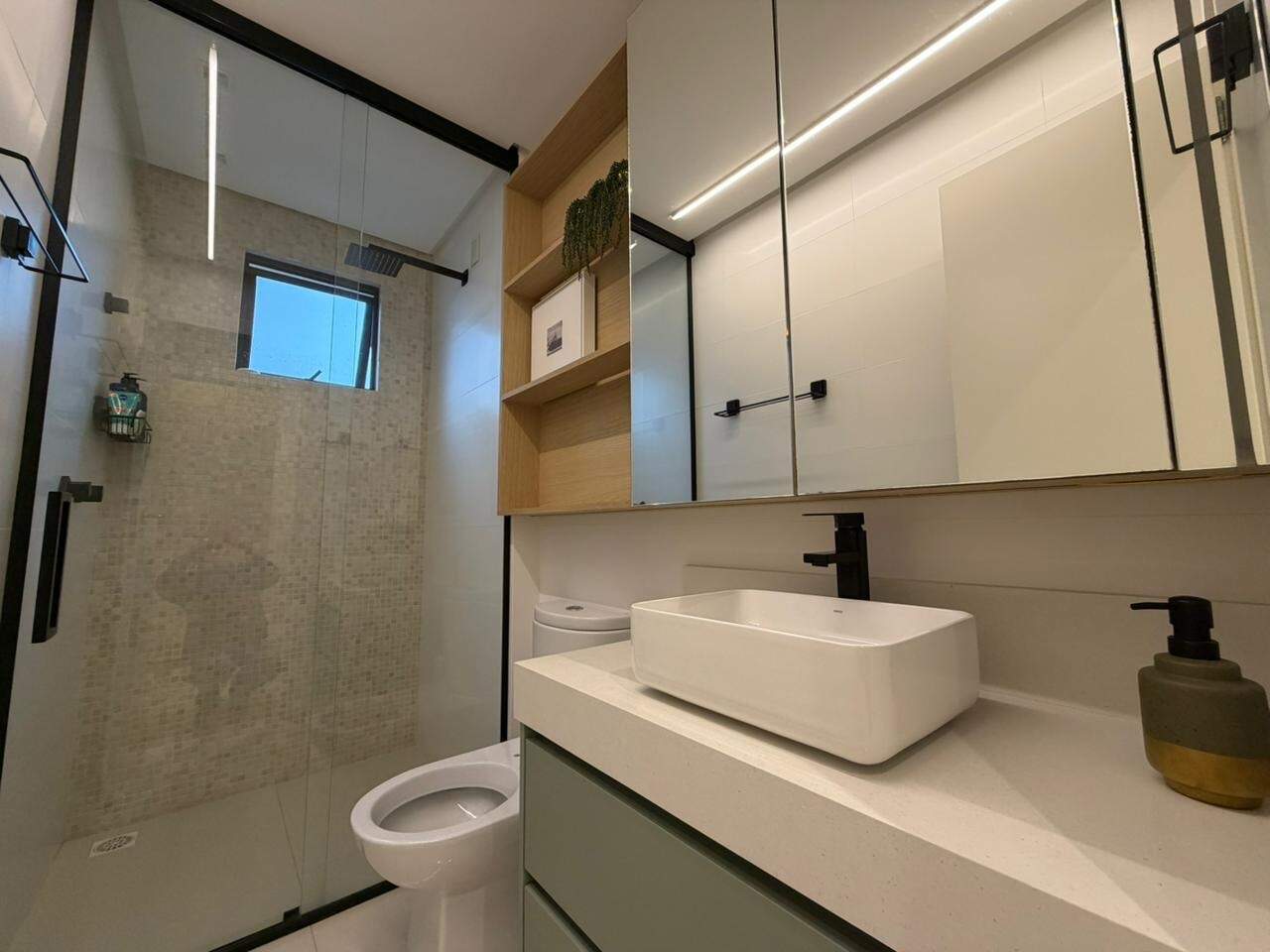 Apartamento à venda no Centro: Banheiro de suíte com box de vidro e cuba de apoio
