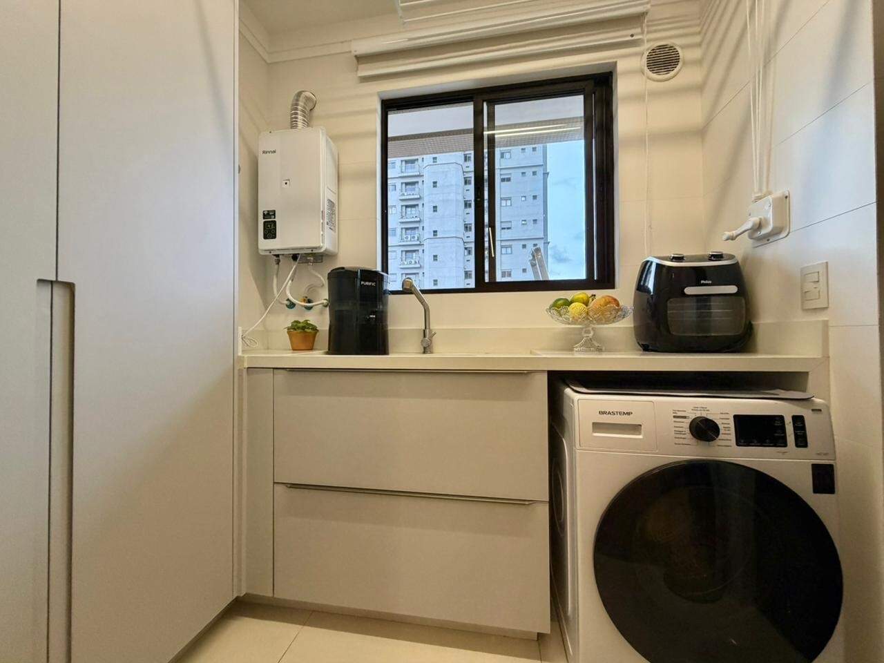 Apartamento à venda no Centro: Área de serviço com aquecedor a gás, bancada e espaço para a lavadora