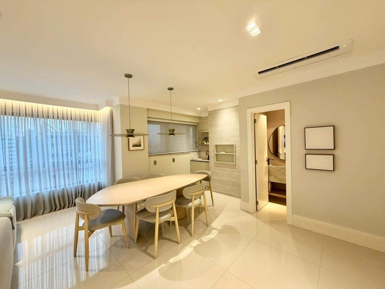 Apartamento à venda no Centro: Sala de jantar com canto gourmet (bancada e pia) e a porta do lavabo