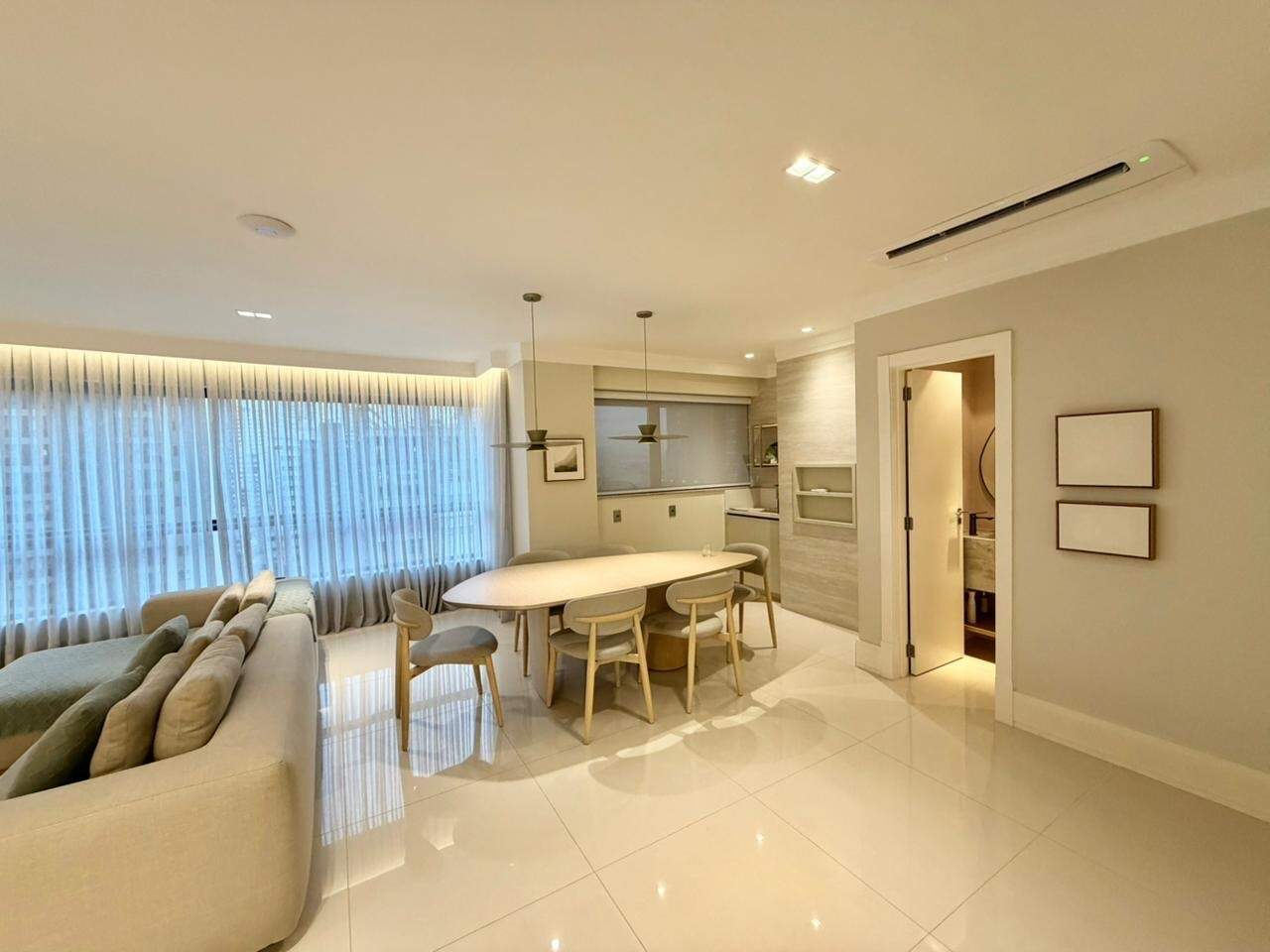 Apartamento à venda no Centro: Living integrado à sala de jantar, com porcelanato e ar-condicionado