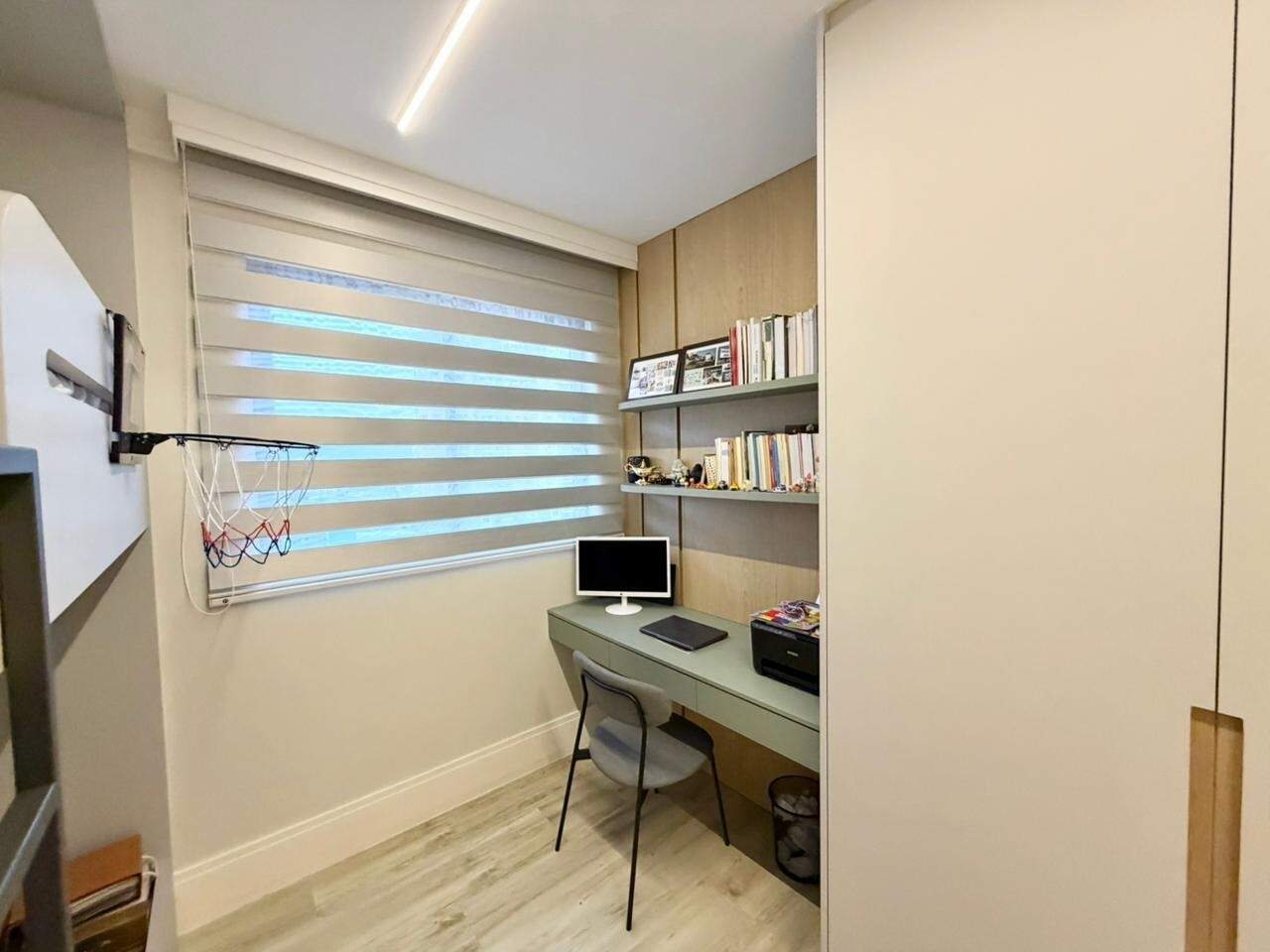 Apartamento à venda no Centro: Bancada de estudos na suíte infantil, com prateleiras