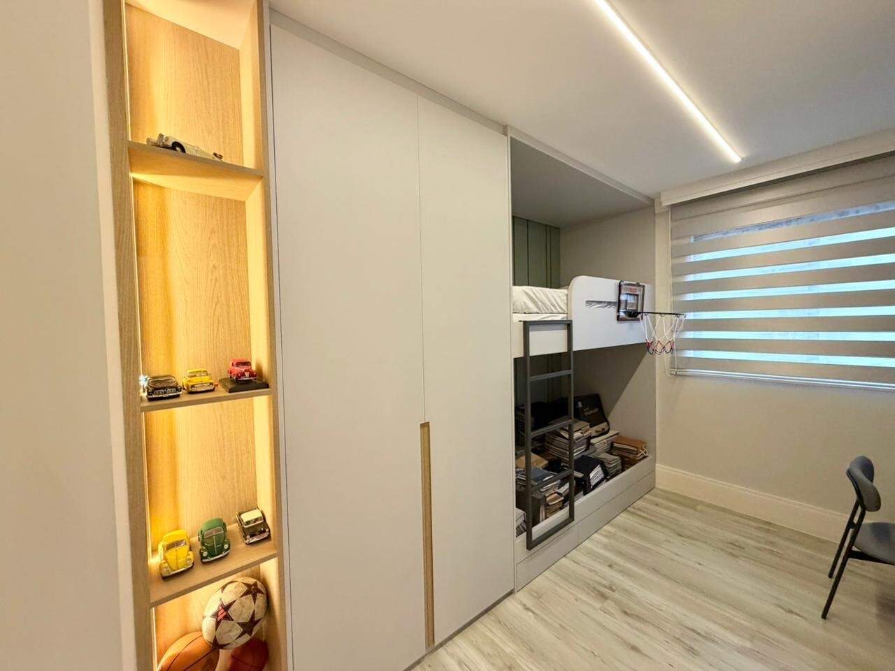 Apartamento à venda no Centro: Suíte infantil com beliche e nichos iluminados