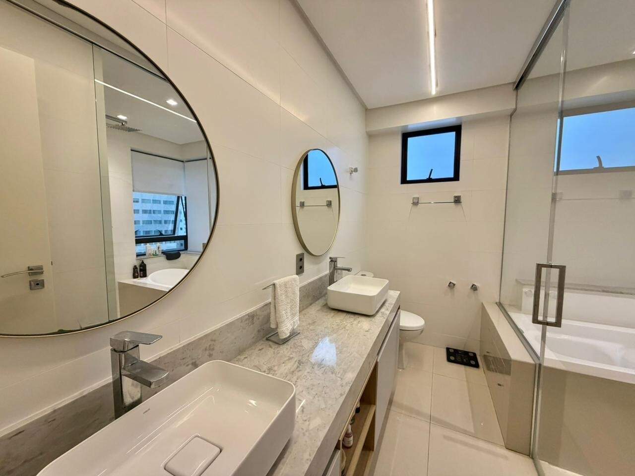 Apartamento à venda no Centro: Bancada do banheiro da suíte master, com cuba de apoio e espelho redondo
