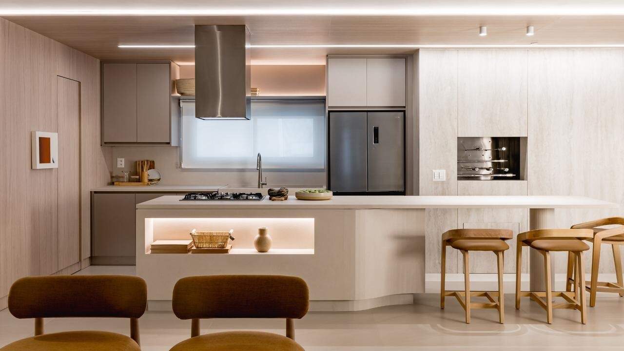 Apartamento diferenciado à venda no Centro: Cozinha com ilha, cooktop e banquetas (imagem ilustrativa)