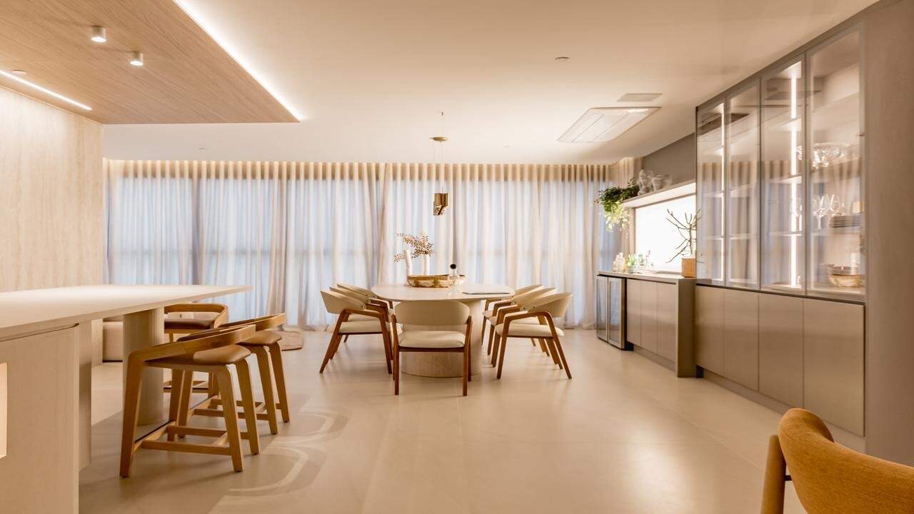 Apartamento diferenciado à venda no Centro: Sala de jantar com cristaleira iluminada (imagem ilustrativa)