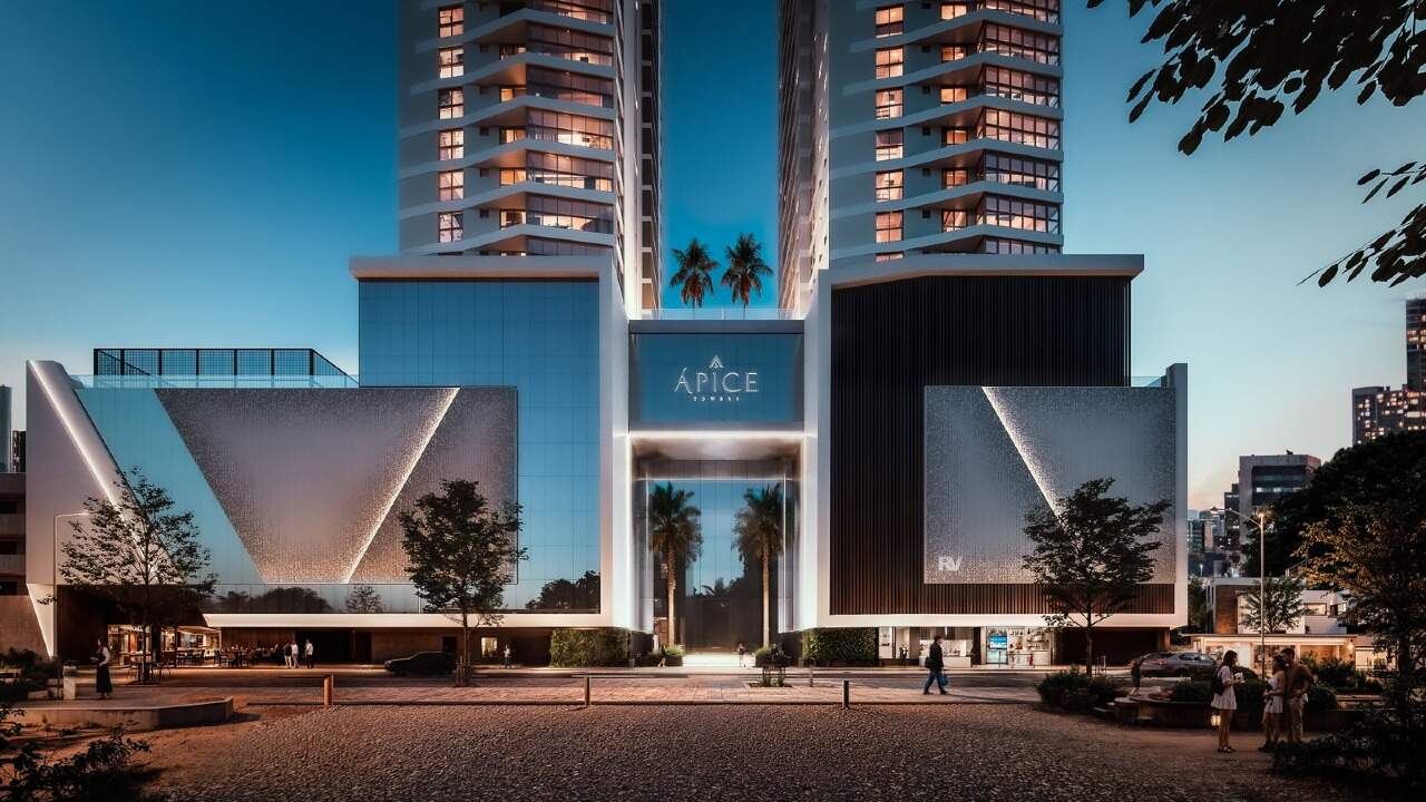 Apartamento diferenciado à venda no Centro: Embasamento do Ápice Towers iluminado à noite (imagem ilustrativa)