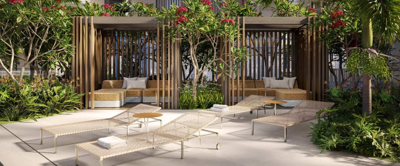 Apartamento diferenciado à venda no Centro: Pool lounge com cabanas e espreguiçadeiras (imagem ilustrativa)