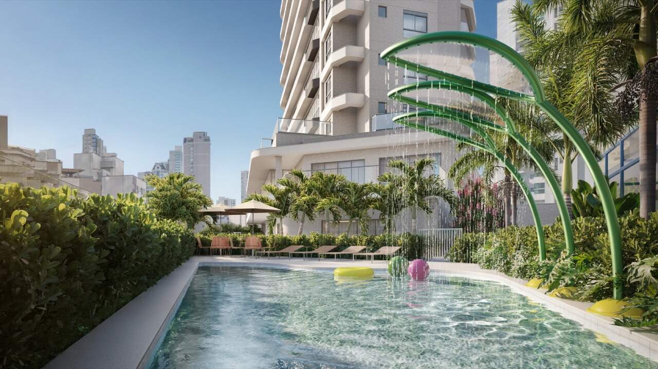 Apartamento diferenciado à venda no Centro: Piscina infantil cercada de jardim (imagem ilustrativa)