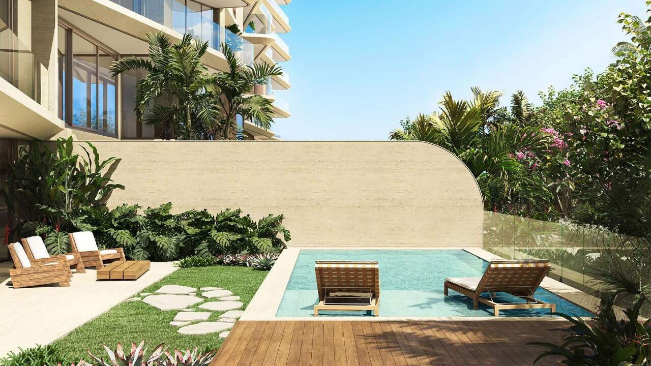 Apartamento diferenciado à venda no Praia Brava: Jardim com piscina privativa, deck e espreguiçadeiras (imagem ilustrativa)