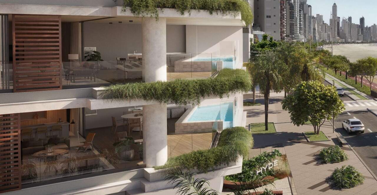 Apartamento à venda no Centro: Living da Beach House com cerca de 162 m², aberto para a varanda com piscina (imagem ilustrativa)